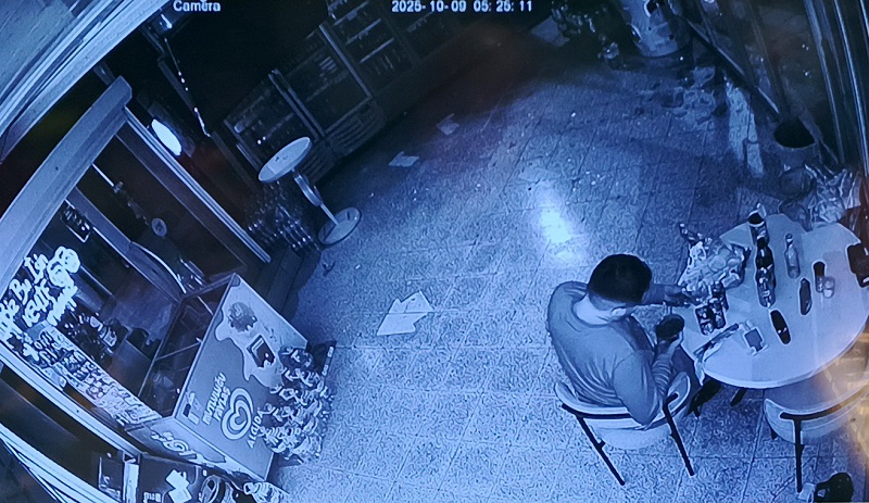 Camı kırıp girdiği markette yiyip içip kaçtı