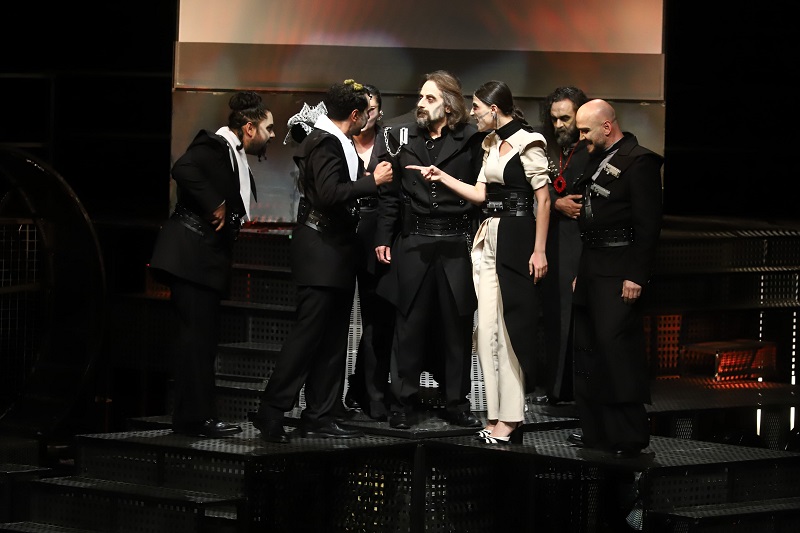 İlk kez tiyatro severlerle buluştu