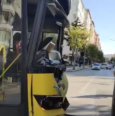 Belediye otobüsü kamyona çarptı