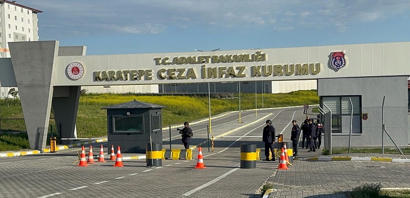 İnfaz koruma memurlarına bıçakla saldırdı