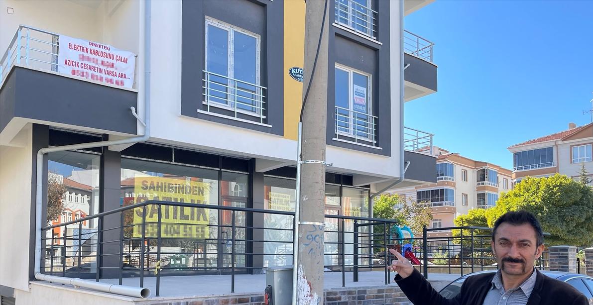 Hırsızlık zanlısına pankartlı tepki ! "AZICIK CESARETİN VARSA ARA"