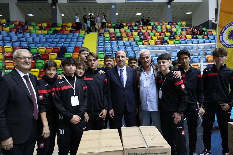 Büyükşehir'den spor kulüplerine malzeme desteği