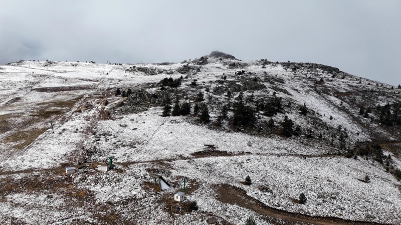 Kartalkaya'nın zirvesi karla kaplandı