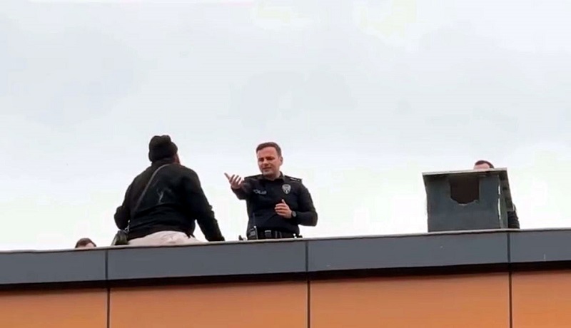 Çatıya çıkan kapıcıyı başkomiser ikna etti