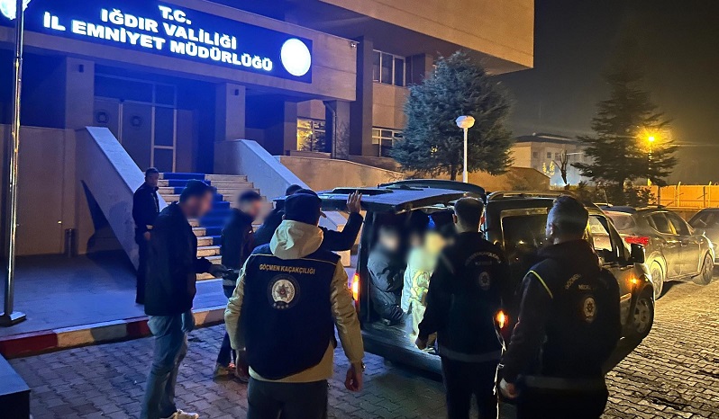 Aracın bagajından 10 kaçak göçmen çıktı