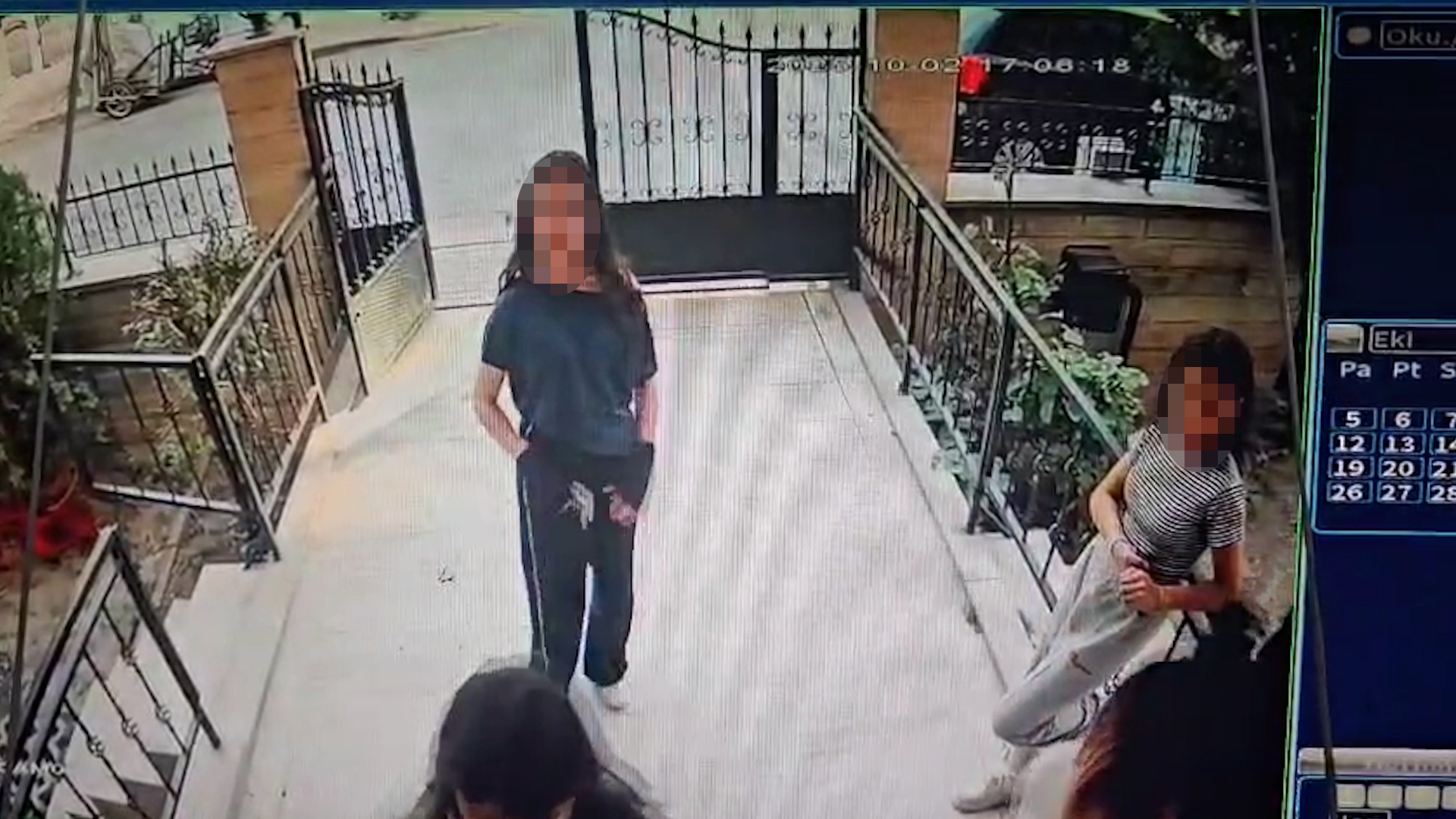 Akran zorbalığı güvenlik kamerasında, kapıya bıçakla dayandılar