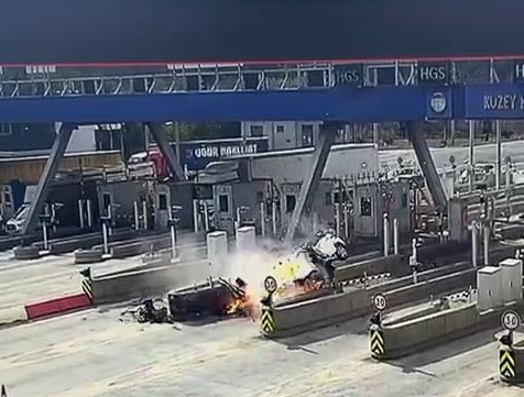 Otomobil gişe bariyerine çarptı;1 ölü