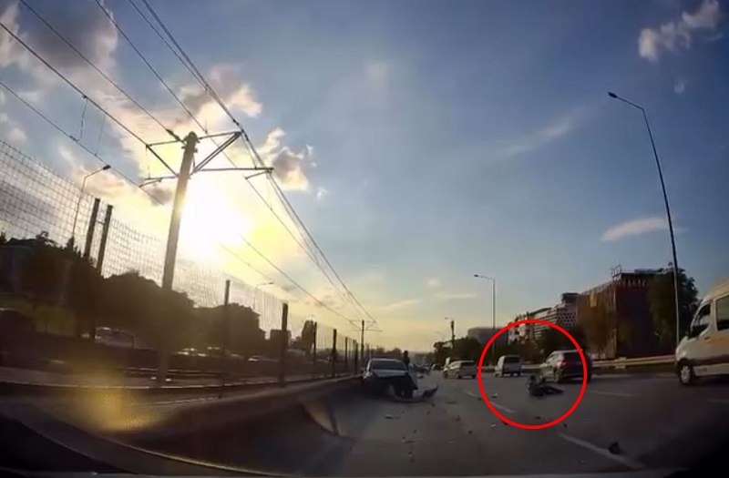 Otomobil 4 otomobil ile motosiklete çarptı