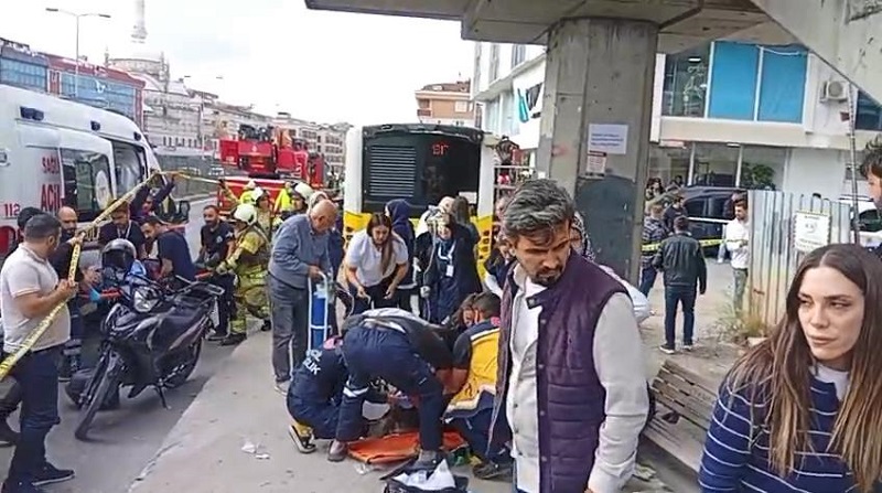 Çekmeköy'de otobüs durağa girdi
