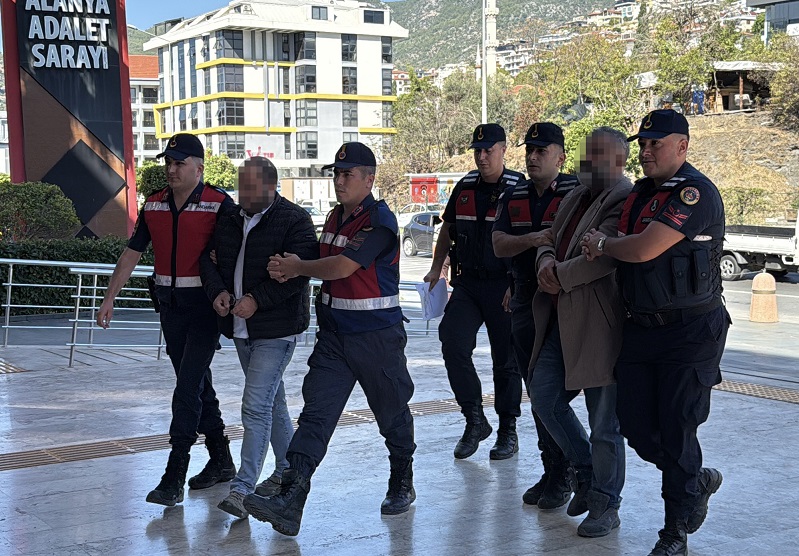 Sahte kimlikle başkasına ait arsayı satmışlar