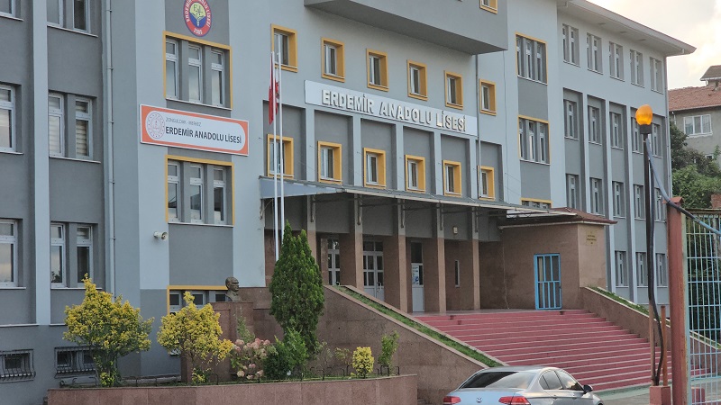 ‘Sigara kullanmıyorum’ diyen arkadaşına yumruk attı