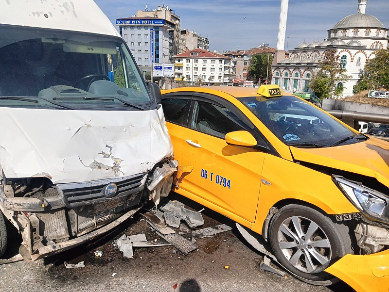 Ankara'da 6 araçlı zincirleme kaza