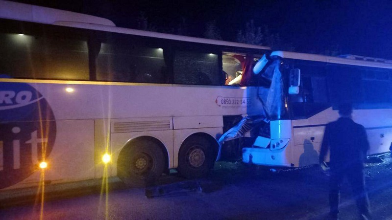 Servis otobüsü ile yolcu otobüsü çarpıştı