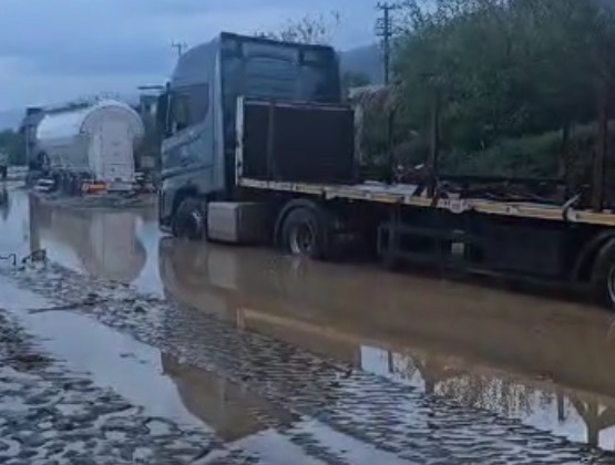 Hatay’da sağanak nedeniyle otoyol çöktü
