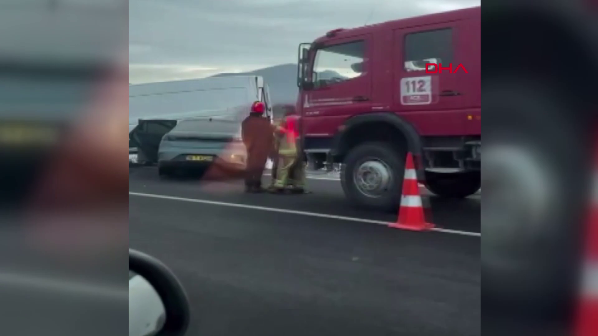 Otomobil lastik değiştirmeye çalışanlara çarptı