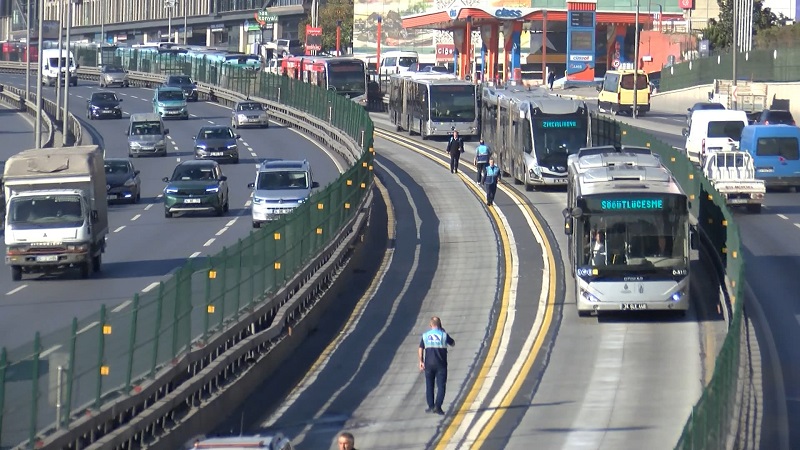 Küçükçekmece'de metrobüsler çarpıştı
