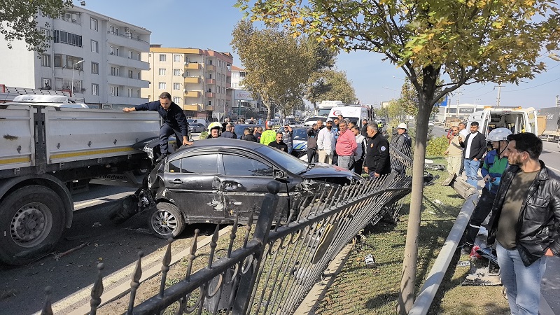 Ehliyetsiz sürücü makas attığı otomobille kaza yaptı