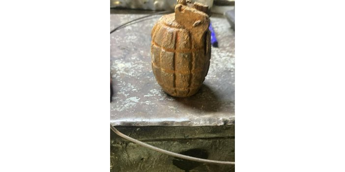 Bulduğu el bombasını babasının iş yerine götürdü