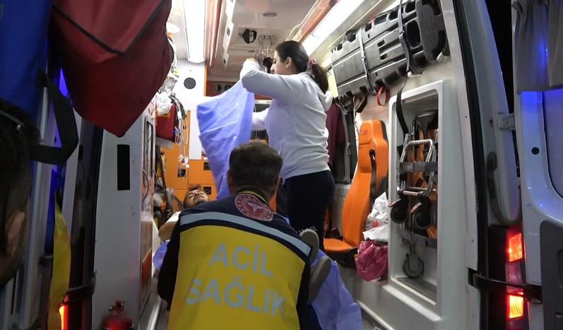 Otostop çektikleri aracın sürücüsünü bıçakladılar