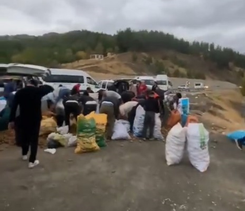 Kamyonet arızalanınca patatesleri ücretsiz dağıttı