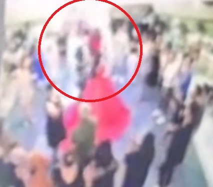 Düğün salonundaki avize gelinin üzerine düştü