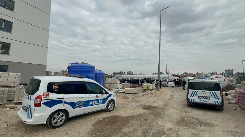 İnşaat şantiyesinde sopalı bıçaklı kavga