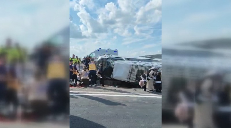 Yolcu minibüsü refüje devrildi: 13 yaralı