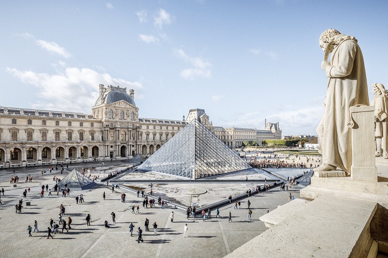 Louvre Müzesi’nin müdürü istifa etti