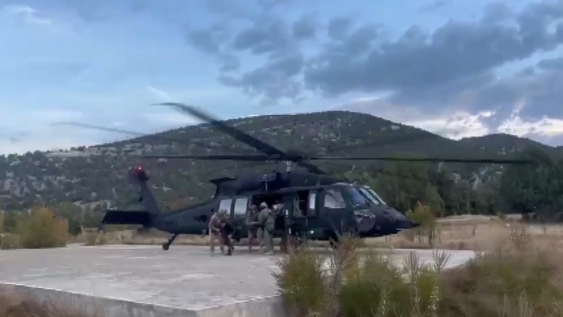 Mühendisler askeri helikopterle kurtarıldı