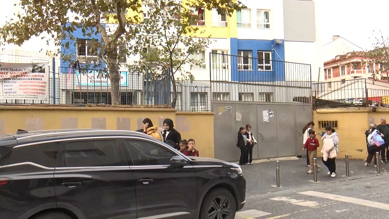 Okulda demir kapı öğrencilerin üzerine devrildi