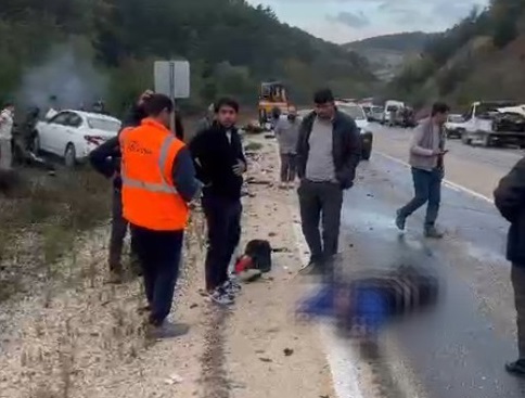 Otomobil ile motosiklet kafa kafaya çarpıştı
