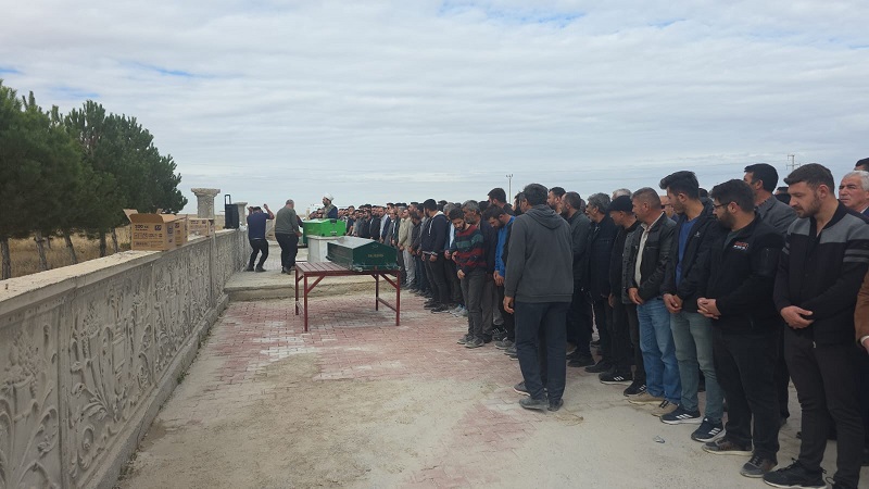Kazada ölen 3 kardeş toprağa verildi