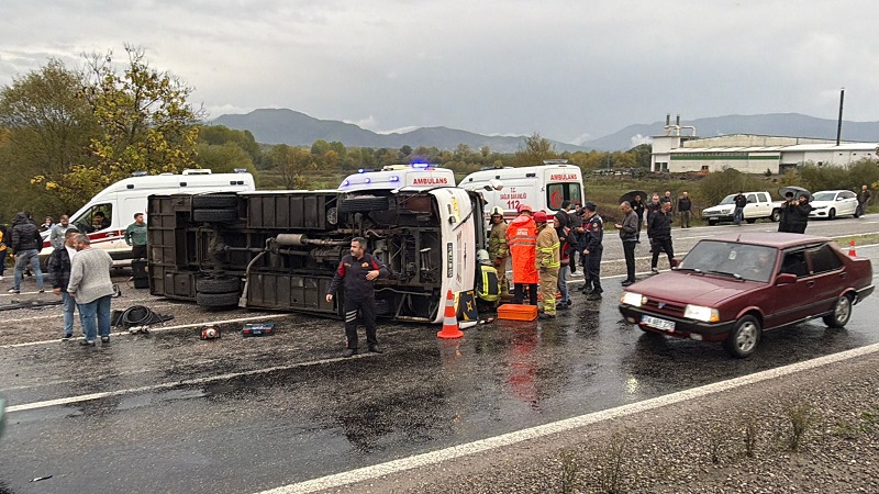 İşçi servis midibüsü devrildi