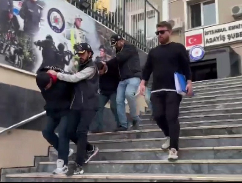 Kendilerini polis olarak tanıtıp dolandırdılar