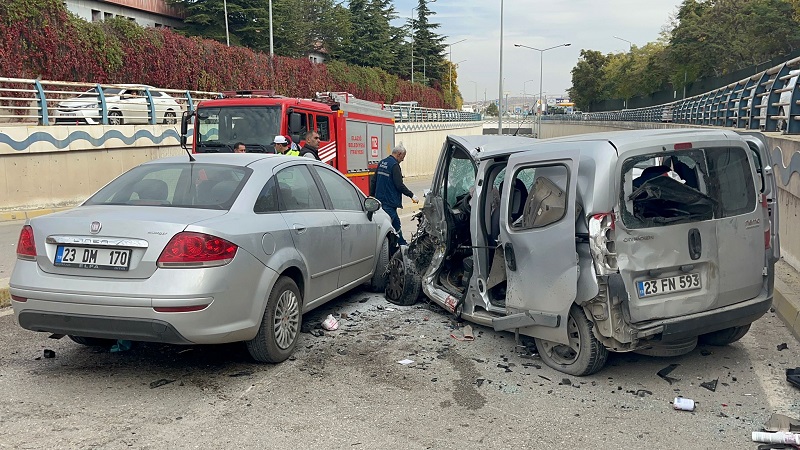 Karşı yöne geçen otomobil iki araçla çarpıştı