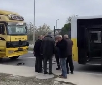 Kamyon İETT otobüsüne çarptı; 9 yaralı