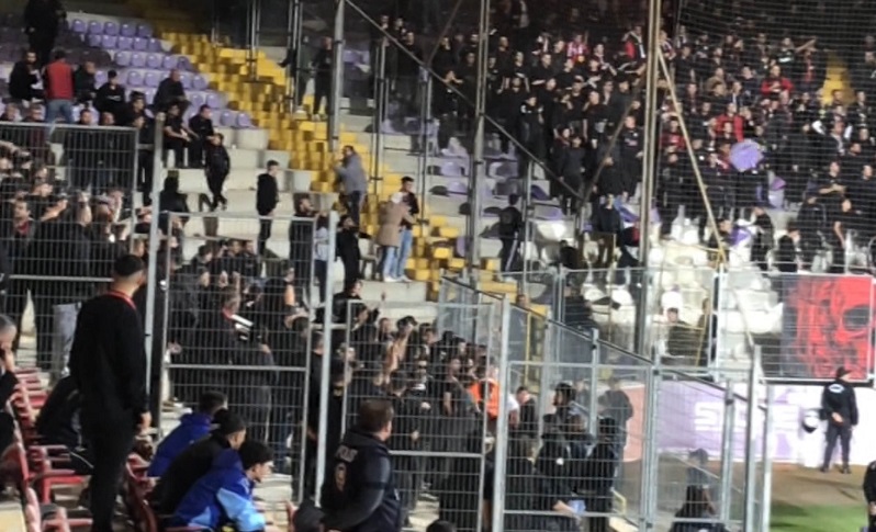 Tribündeki koltukları kırıp sahaya attılar
