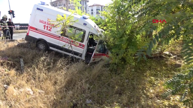 Yaralı taşıyan ambulans kaza yaptı
