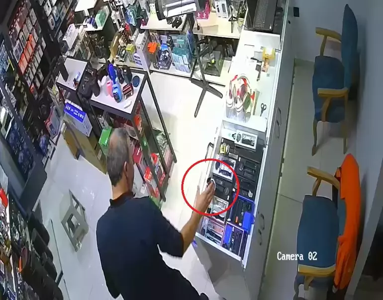 Çay bardağını da aldı