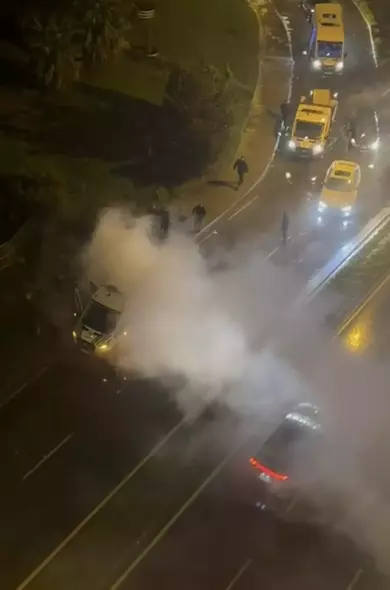 Seyyar satıcı zabıta aracını ateşe verdi