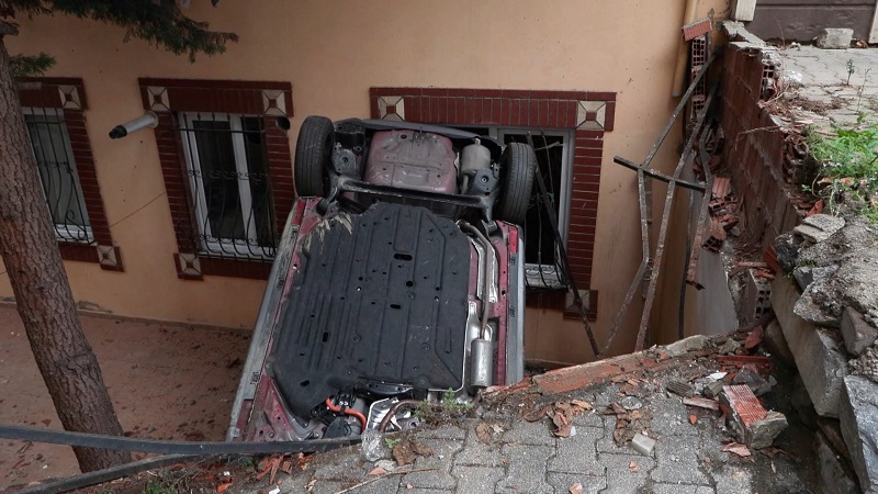Otomobil apartmanın bahçesine uçtu