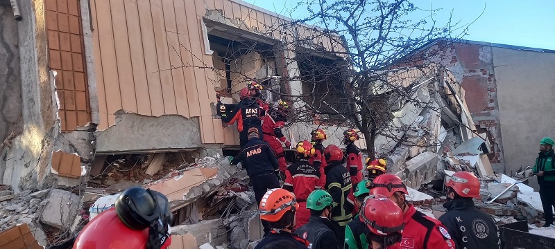 Gebze'de bina çöktü