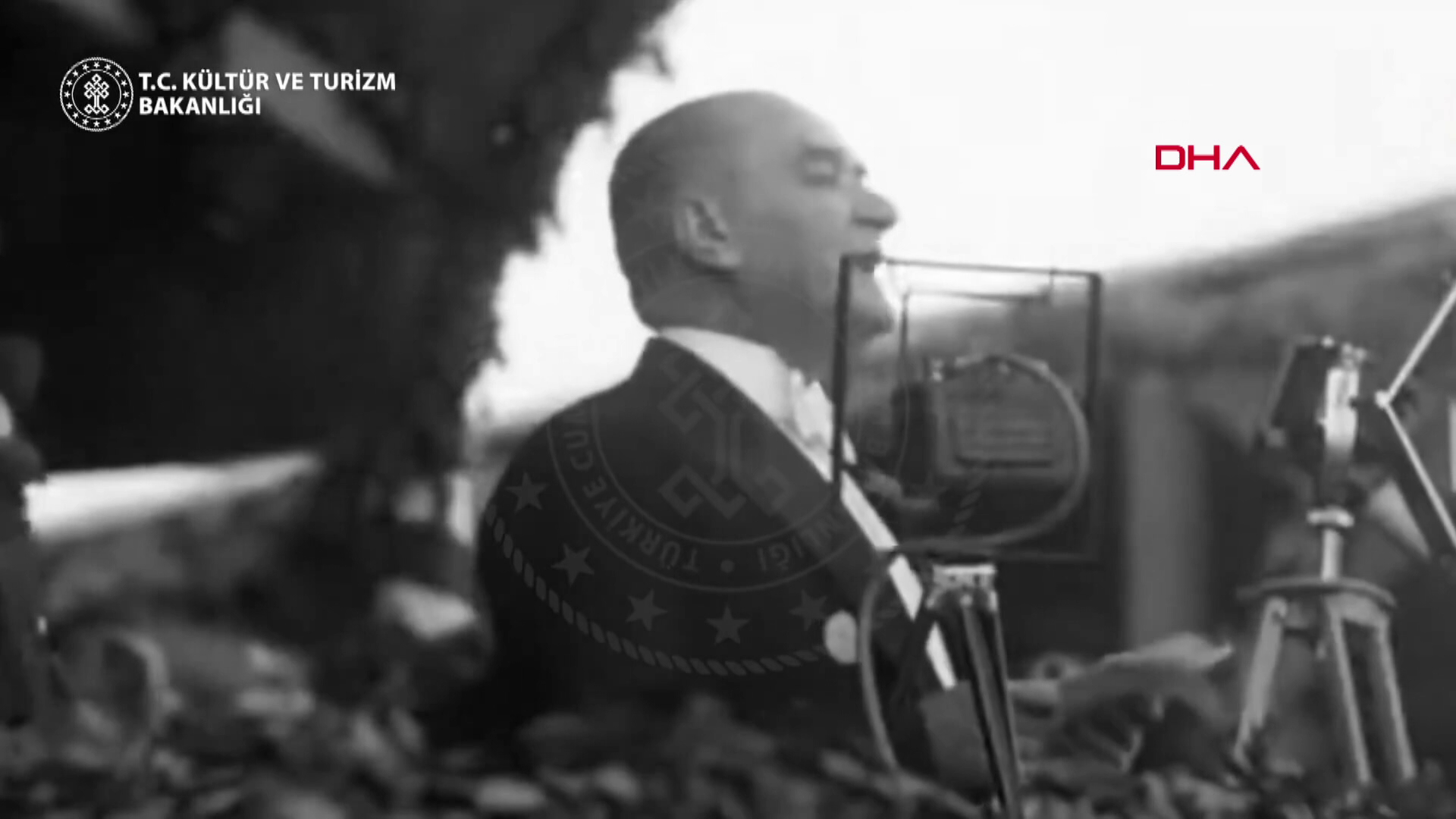 10'uncu Yıl Nutku görüntüleri ile kutlama