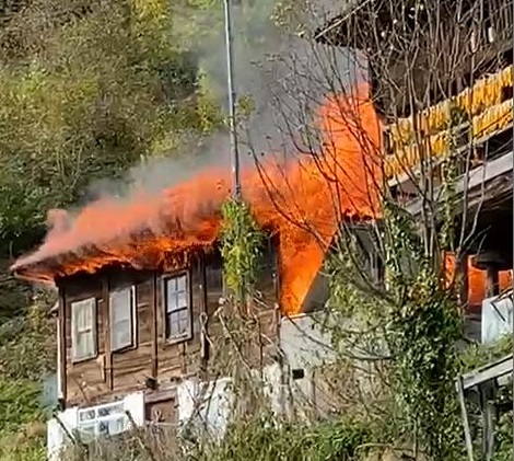 Ahşap ev alev alev yandı