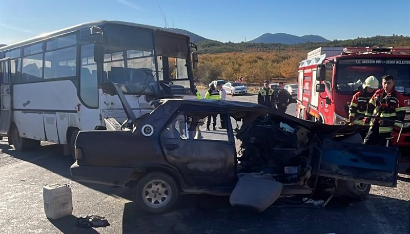 Tarım işçilerini taşıyan midibüs ile otomobil çarpıştı