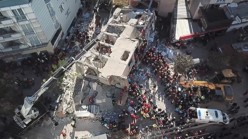 1'i sağ 2 kişinin cansız bedeni çıkarıldı