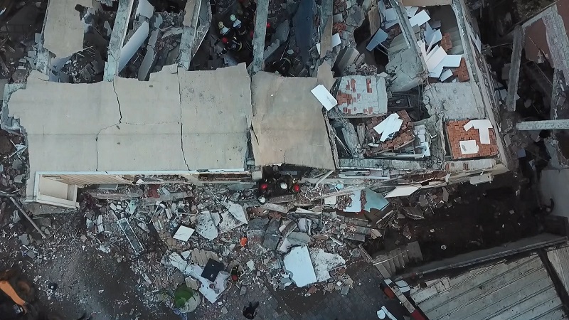 Anne ve babanın cansız bedenleri çıkarıldı