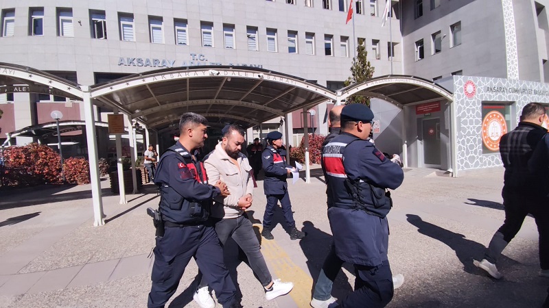 Kimlik soran polise tekme attı
