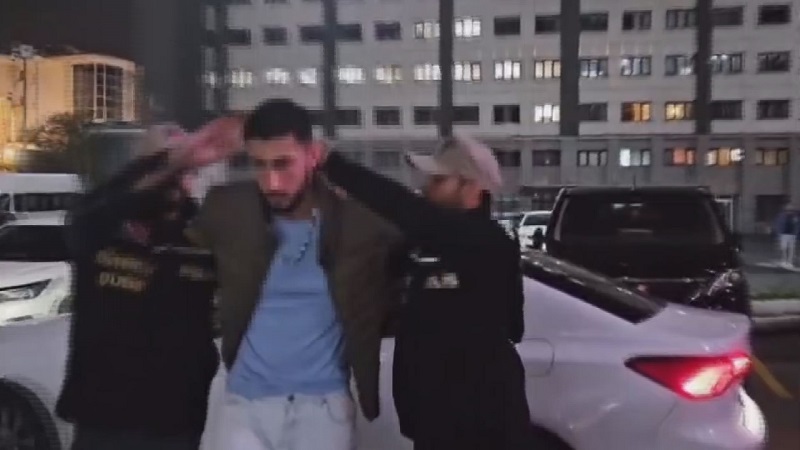 Kadının boynuna tasma takıp gezdirdi !