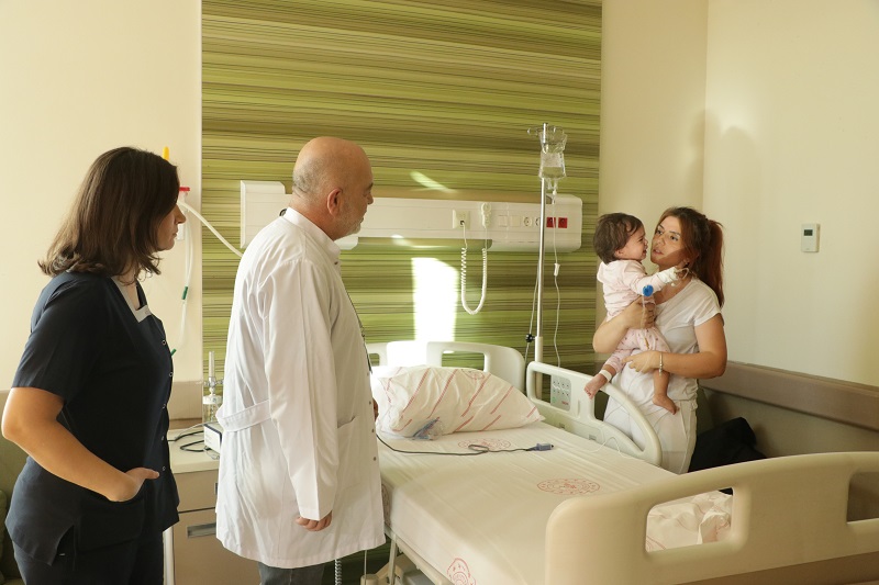 Bebeğin yemek borusuna pil ve oyuncak parçası kaçtı